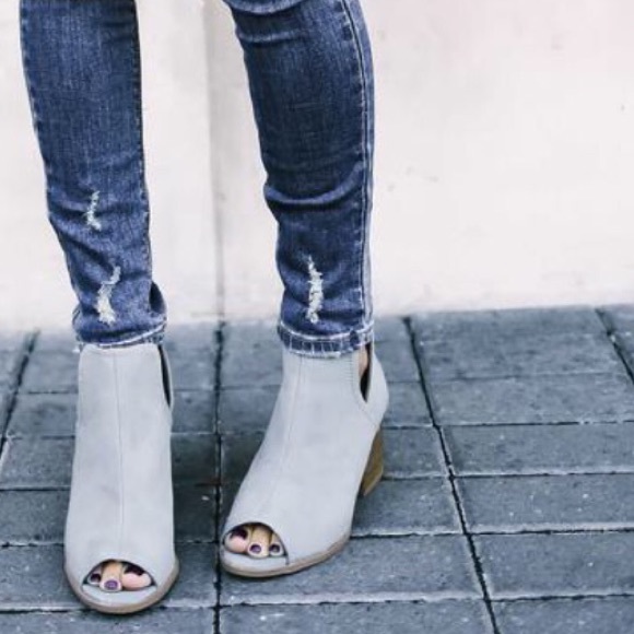 Qupid Shoes - Peep toe booties